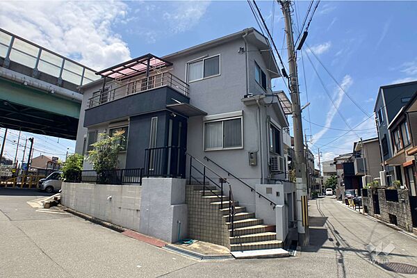 物件の外観（北東側から）［2026年6月6日撮影］三方角地で日当たりの良い物件です。