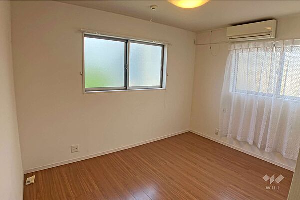 北側洋室7帖。各居室に収納があり、リビングにも収納があるため家族で共有の物をしまっておけます。