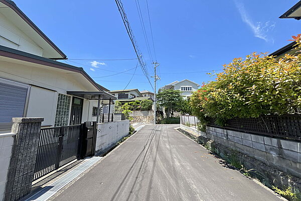物件の北東側前面道路（東側から）［2026年6月10日撮影］