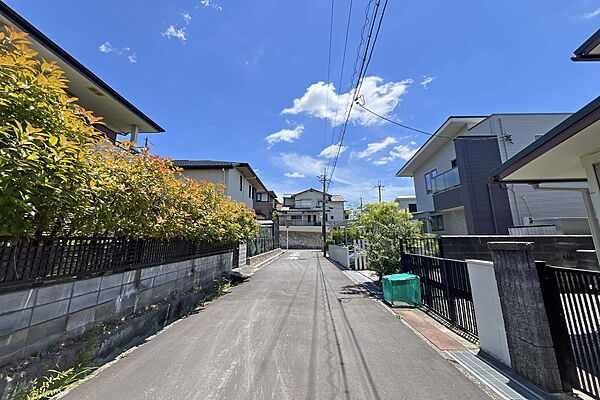 物件の北東側前面道路（北側から）［2026年6月10日撮影］