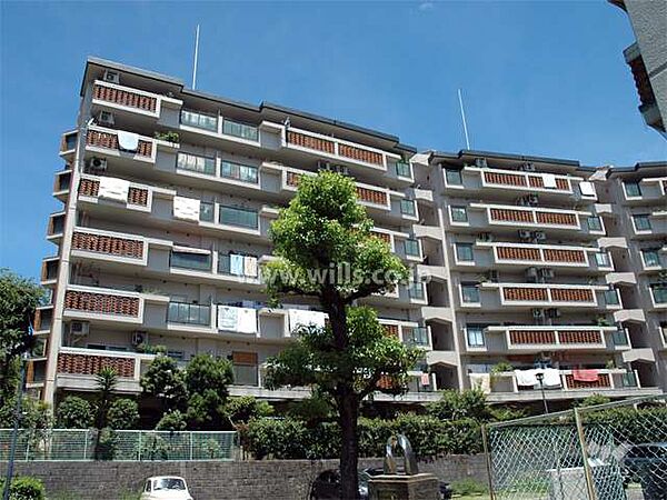 府公社豊中野畑住宅2号棟の外観（南側から）。阪急宝塚線「豊中」駅からバス14分、バス停より徒歩1分。1984年7月築。総戸数212戸の分譲マンションです。