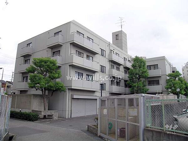 曽根東パークハイムの外観（北西側から）。阪急「曽根」駅徒歩3分。1階に店舗部分があります。