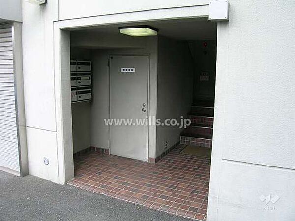 エントランス。1982年2月築！総戸数24戸の落ち着いた規模感のマンションです！