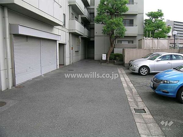 敷地内駐車場。1982年2月築！総戸数24戸の落ち着いた規模感のマンションです！