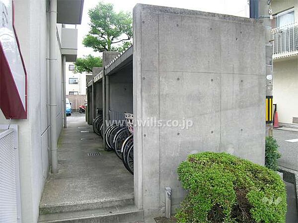 駐輪場。1982年2月築！総戸数24戸の落ち着いた規模感のマンションです！