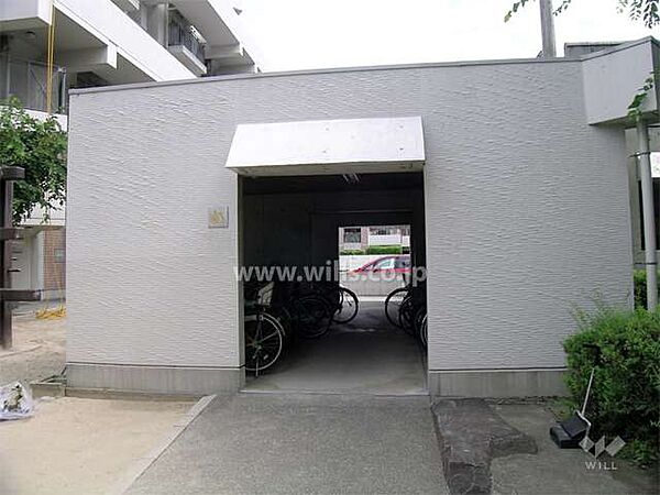敷地内駐車場。北大阪急行線「桃山台」駅バス7分、バス停より徒歩2分。1989年8月築。総戸数305戸の分譲マンションです。