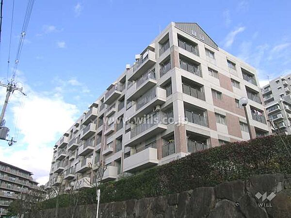 緑地公園グリーンハイツ全体。北大阪急行線「桃山台」駅バス7分、バス停より徒歩2分。1989年8月築。総戸数305戸の分譲マンションです。