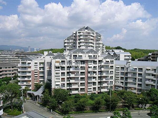 緑地公園グリーンハイツの敷地配置図。北大阪急行線「桃山台」駅バス7分、バス停より徒歩2分。1989年8月築。総戸数305戸の分譲マンションです。