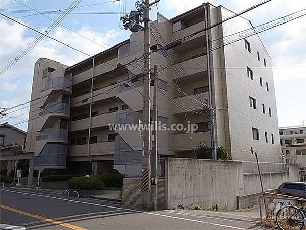 ライオンズマンション長興寺北の外観（北西側から）。阪急宝塚線「曽根」駅徒歩20分。1990年4月築。総戸数16戸の分譲マンションです。