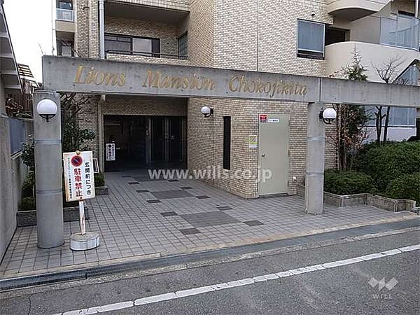 エントランス。阪急宝塚線「曽根」駅徒歩20分。1990年4月築。総戸数16戸の分譲マンションです。
