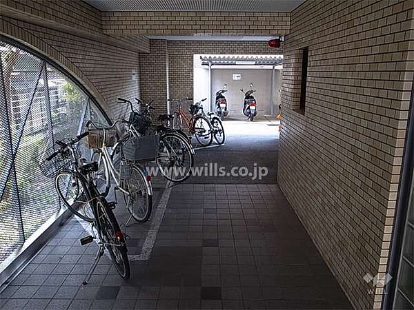 エントランス横にある駐輪場。阪急宝塚線「曽根」駅徒歩20分。1990年4月築。総戸数16戸の分譲マンションです。