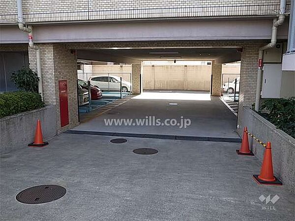 建物1階部分にある敷地内駐車場。阪急宝塚線「曽根」駅徒歩20分。1990年4月築。総戸数16戸の分譲マンションです。