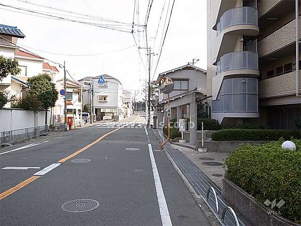 敷地北側の前面道路。この道をまっすぐ行くと緑地公園があります。阪急宝塚線「曽根」駅徒歩20分。1990年4月築。総戸数16戸の分譲マンションです。