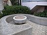 その他：敷地内には植栽が多く、その間に談話スペースが設けられています。阪急宝塚線「曽根」駅徒歩20分。1990年4月築。総戸数16戸の分譲マンションです。
