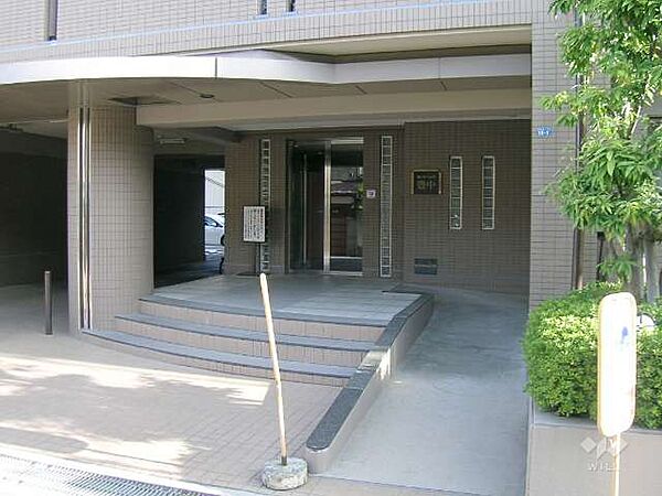 エントランス。阪急宝塚線「服部天神」駅徒歩8分。1994年3月築。総戸数50戸の分譲マンションです。