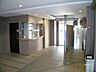 エントランス：エントランスホール（共用ポスト）。阪急宝塚線「服部天神」駅徒歩8分。1994年3月築。総戸数50戸の分譲マンションです。