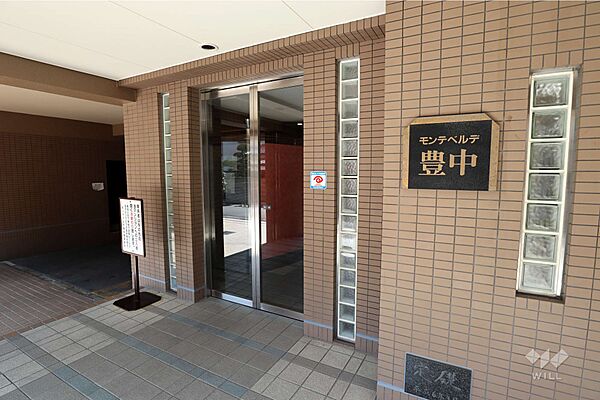 エントランス。阪急宝塚線「服部天神」駅徒歩8分。1994年3月築。総戸数50戸の分譲マンションです。