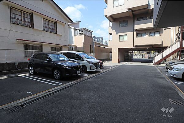 敷地内駐車場（屋外平面式）。阪急宝塚線「服部天神」駅徒歩8分。1994年3月築。総戸数50戸の分譲マンションです。