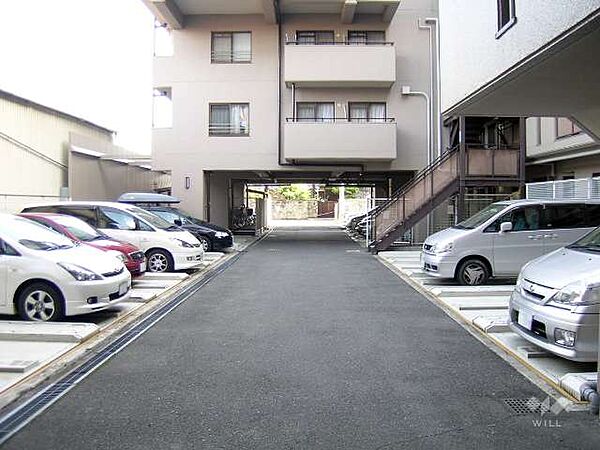 敷地内の駐車場。阪急宝塚線「服部天神」駅徒歩8分。1994年3月築。総戸数50戸の分譲マンションです。