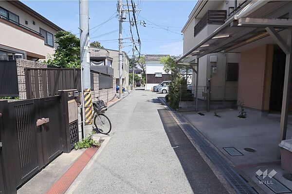 物件の北東側前面道路（西側から）［2026年5月7日撮影］。阪急宝塚線「服部天神」駅徒歩10分です。