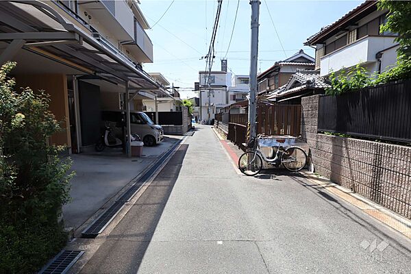 物件の北側前面道路（東側から）［2026年5月7日撮影］。阪急宝塚線「服部天神」駅徒歩10分です。