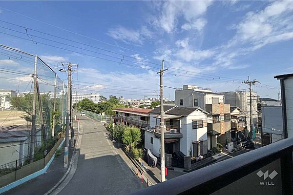 バルコニーからの眺め（南東方向）。周辺に高い建物がないので、採光・通風共に良好です。［2026年8月1日撮影］