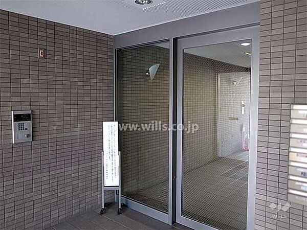 エントランスはオートロック付きです。