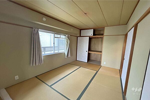 南側和室約6帖。押し入れも大きいので、収納には困りません。［2026年8月1日撮影］