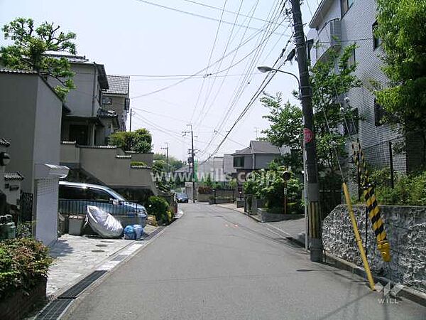 駐輪場。大阪モノレール線「少路」駅徒歩10分。2000年2月築。総戸数22戸の分譲マンションです。