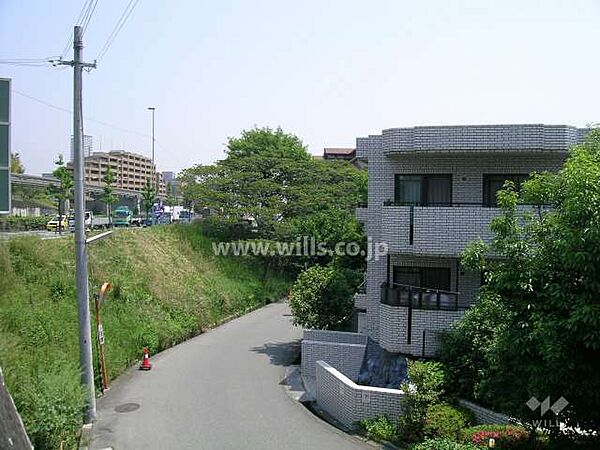 周辺は緑豊かな住宅地（一戸建てが中心に立ち並んでいます。）。大阪モノレール線「少路」駅徒歩10分。2000年2月築。総戸数22戸の分譲マンションです。