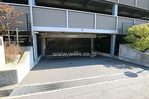 北側駐車場出入り口（リングシャッター付き）