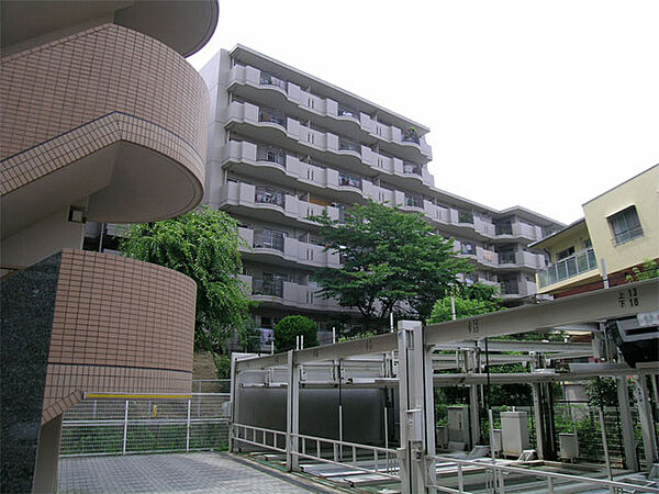 ハイロイヤル緑地公園Ｂ棟の外観（東側から）