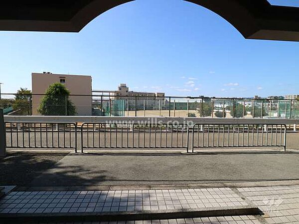 エントランスの向かい側には、『第十七中学校』があります。