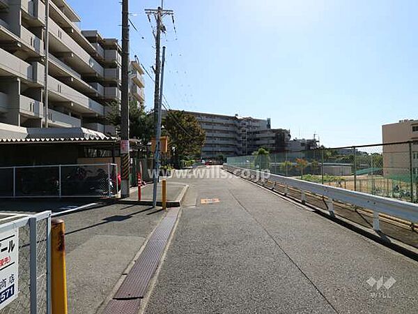 西側前面道路(北側から)