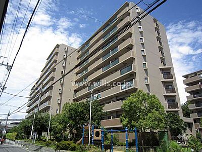 外観:ディアエスタ・ミオ豊中(ウエストスクエア)の外観(南東側から)。阪急宝塚線「岡町」駅徒歩7分。1998年6月築。総戸数178戸の分譲マンションです。 外観:ディアエスタ・ミオ豊中(ウエストスクエア)の外観(南東側から)。阪急宝塚線「岡町」駅徒歩7分。1998年6月築。総戸数178戸の分譲マンションです。