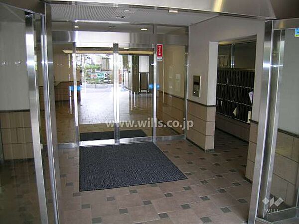 エントランスはオートロック付きです。阪急宝塚線「岡町」駅徒歩7分。1998年6月築。総戸数178戸の分譲マンションです。