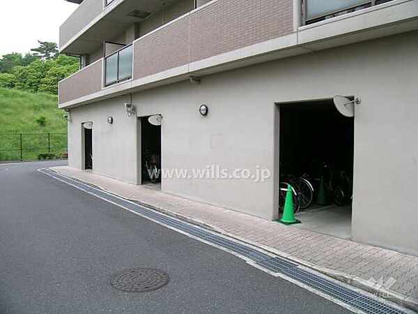 建物1階部分、屋内にある駐輪場。阪急宝塚線「岡町」駅徒歩7分。1998年6月築。総戸数178戸の分譲マンションです。