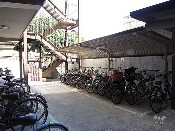 駐輪場。阪急宝塚線「岡町」駅徒歩7分。1998年6月築。総戸数178戸の分譲マンションです。