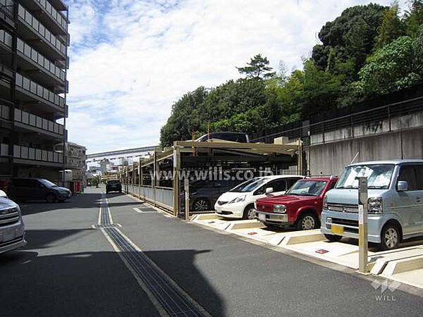敷地内駐車場。阪急宝塚線「岡町」駅徒歩7分。1998年6月築。総戸数178戸の分譲マンションです。