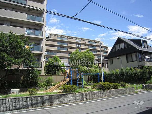 左側がウエストスクエア、右奥がイーストスクエアです。阪急宝塚線「岡町」駅徒歩7分。1998年6月築。総戸数178戸の分譲マンションです。