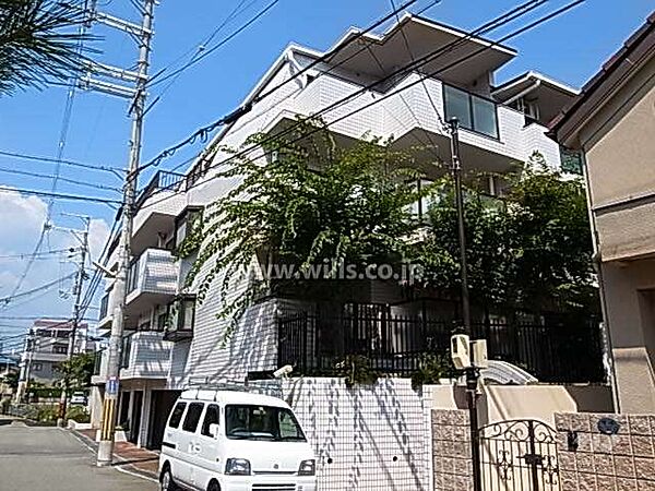 ライオンズマンション豊中上野東第2の外観（南西側から）。北大阪急行線「桃山台」駅よりバス12分。バス停より徒歩1分。1988年1月築。総戸数44戸の分譲マンションです。