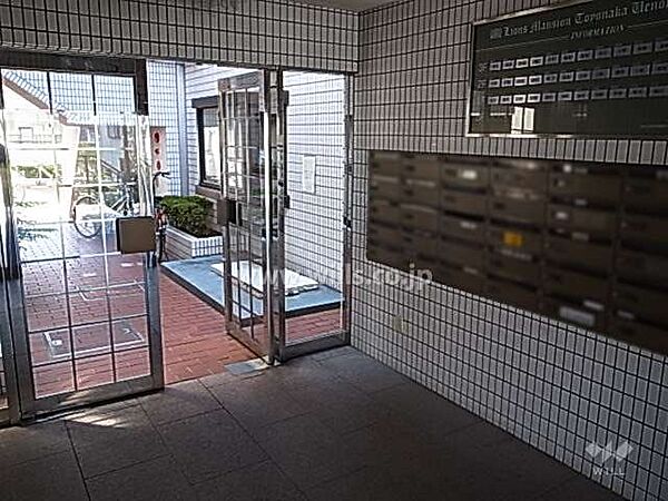 エントランスホール。北大阪急行線「桃山台」駅よりバス12分。バス停より徒歩1分。1988年1月築。総戸数44戸の分譲マンションです。