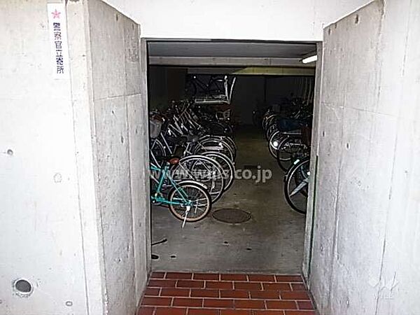 駐輪場。北大阪急行線「桃山台」駅よりバス12分。バス停より徒歩1分。1988年1月築。総戸数44戸の分譲マンションです。