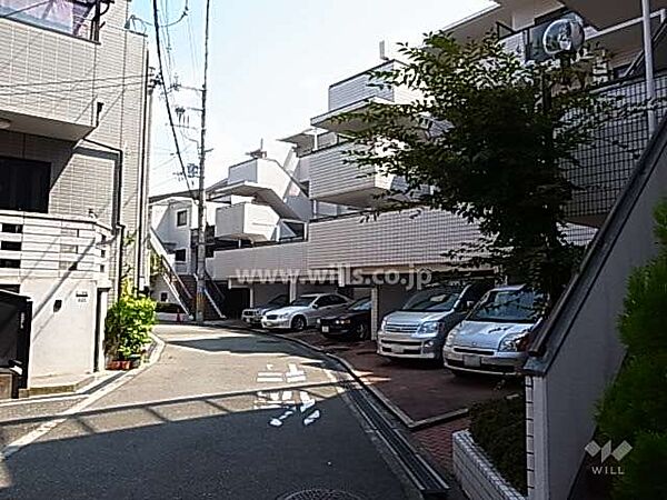 駐車場。北大阪急行線「桃山台」駅よりバス12分。バス停より徒歩1分。1988年1月築。総戸数44戸の分譲マンションです。