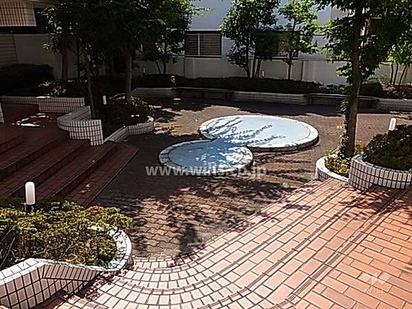 中庭。北大阪急行線「桃山台」駅よりバス12分。バス停より徒歩1分。1988年1月築。総戸数44戸の分譲マンションです。