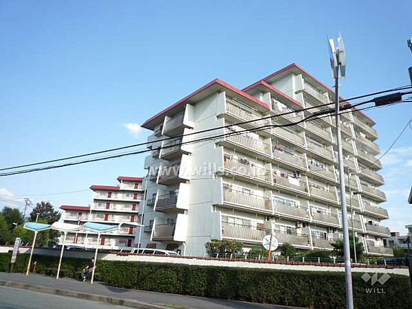 ハイマート豊中の外観（南西側から）。北大阪急行線「千里中央」駅からバス17分。バス停より徒歩1分。