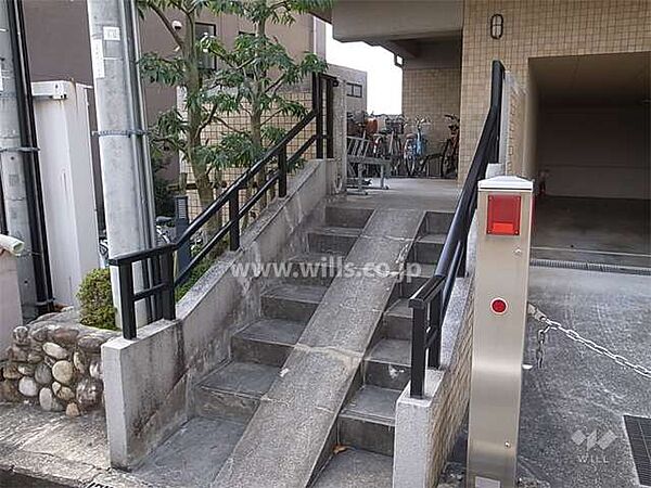 駐輪場。北大阪急行線「千里中央」駅徒歩9分。1998年7月築。総戸数9戸の分譲マンションです。