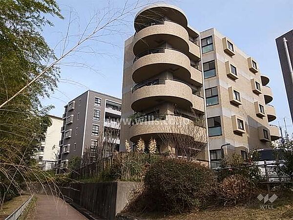やや高台にあり、敷地の西側は歩道を挟んで緑地です。北大阪急行線「千里中央」駅徒歩9分。1998年7月築。総戸数9戸の分譲マンションです。
