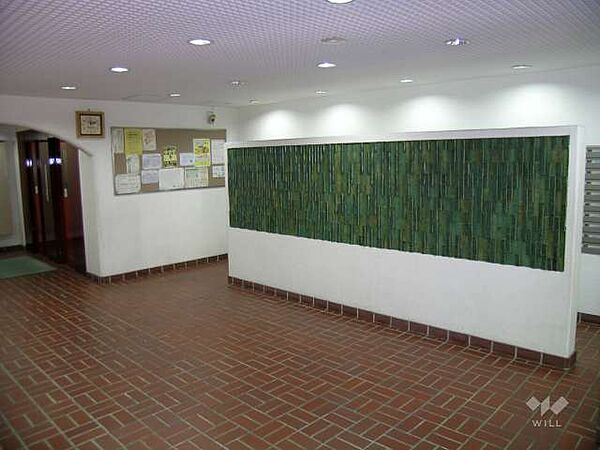 エントランスホール。大阪モノレール線「少路」駅徒歩13分。1977年11月築。総戸数155戸の分譲マンションです。