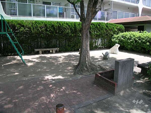 エントランス横の公園。大阪モノレール線「少路」駅徒歩13分。1977年11月築。総戸数155戸の分譲マンションです。